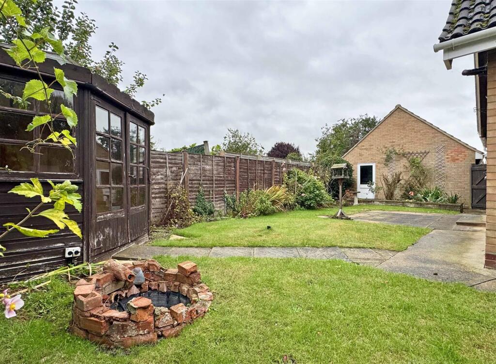 Rear Garden (b).jpg