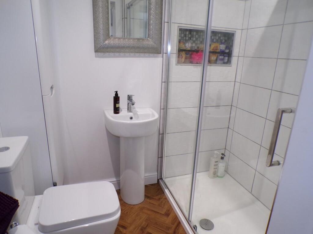 AshtonRd74ensuite.JPG