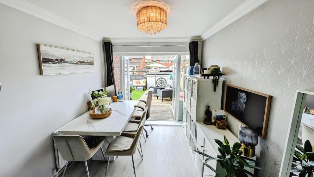 98 Finch dining 6.jpg