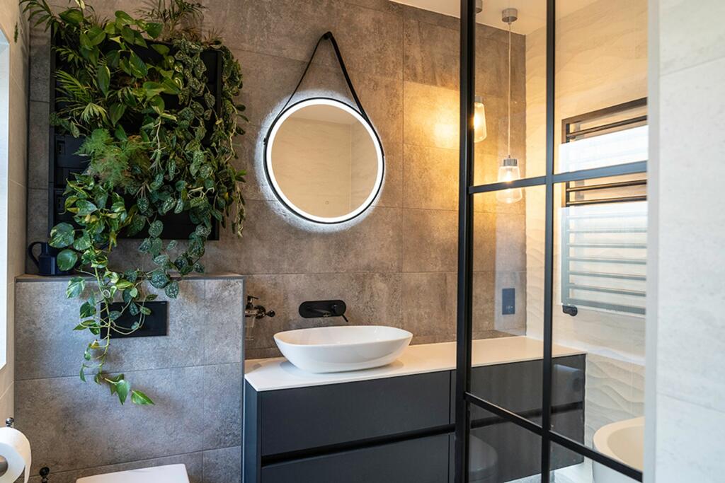Master Bedroom Ensuite Bathroom