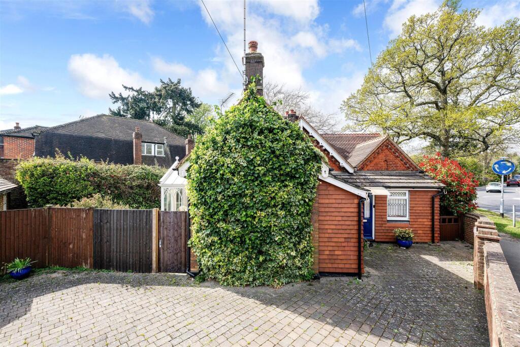 EAST LODGE, GARRATT LANE. 1 (2).jpg