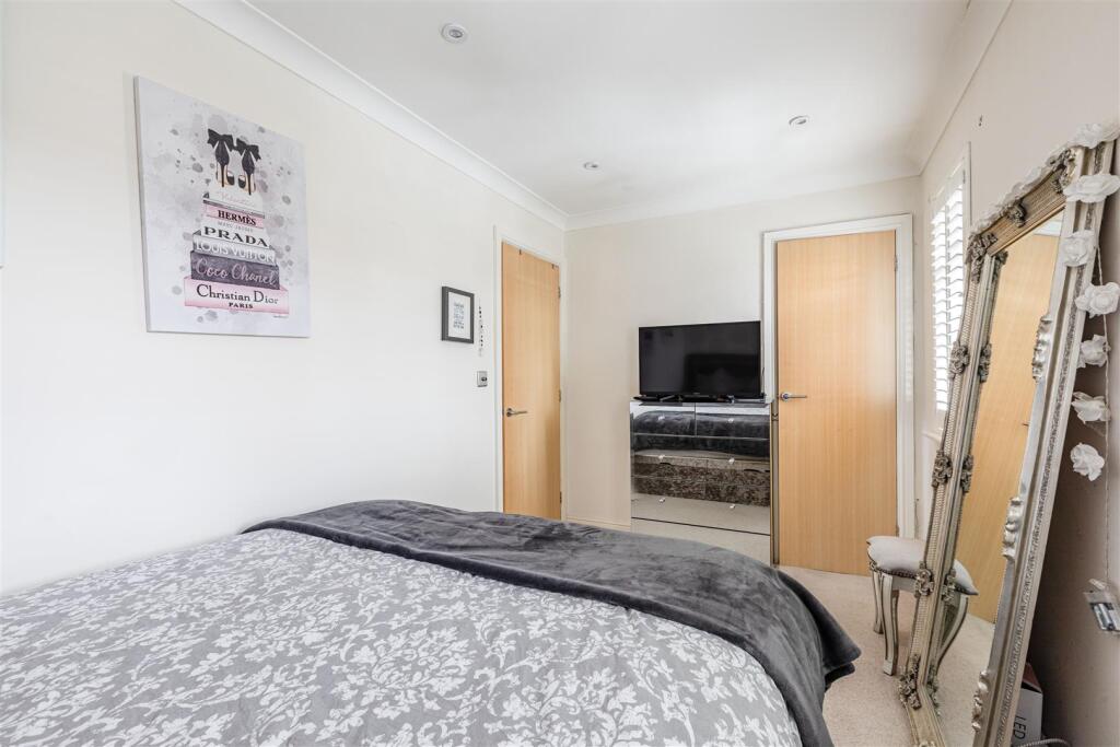 5 Loxley Close, Byfleet, KT14 7GA - 4.jpg