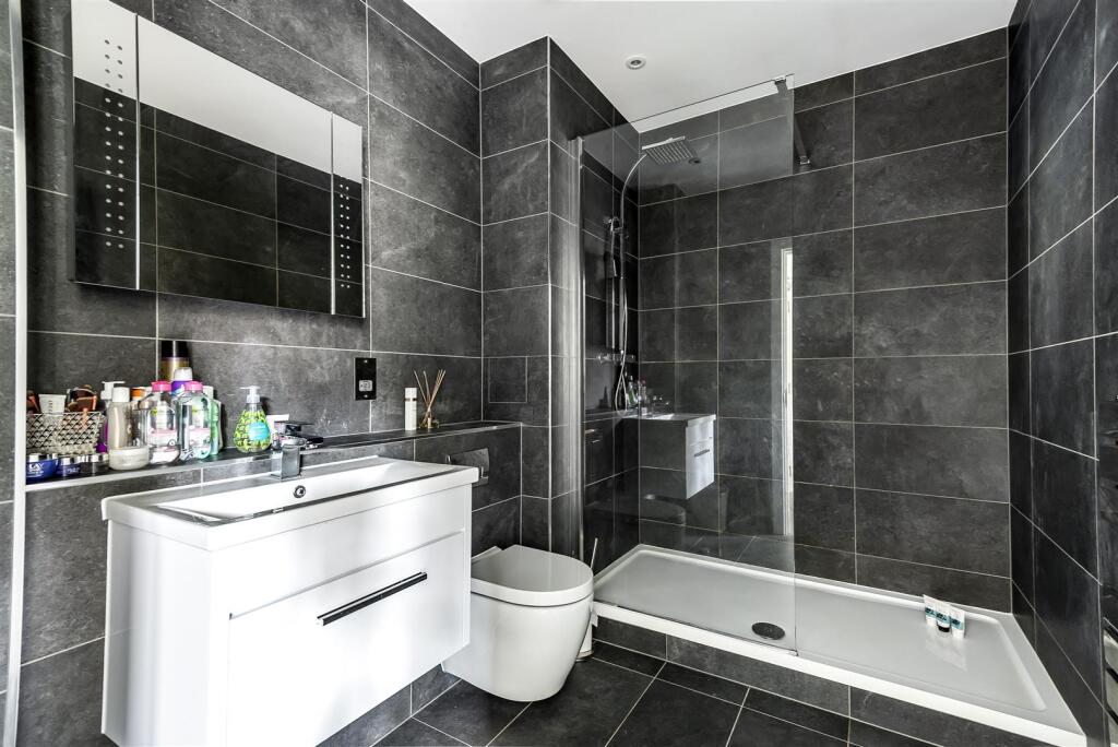 19 Weybrook Bath.JPG