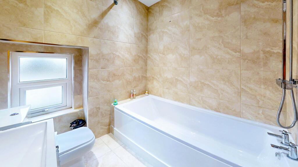 The-Hollies-Bathroom