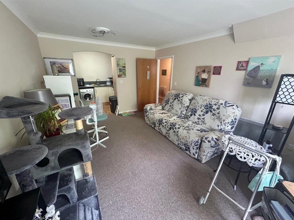 lounge 1.jpg