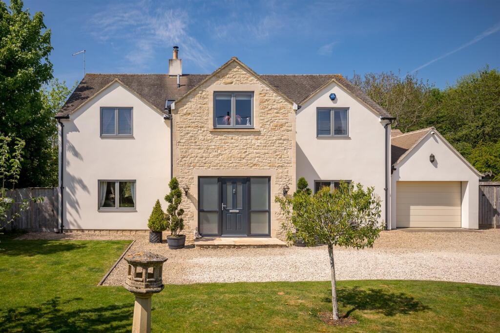 13 - The Bee Garden - GL7 5JF - Web.jpg