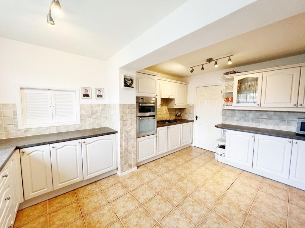 Kitchen pic 4.jpg