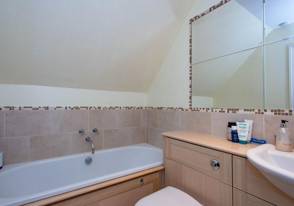 EN-SUITE BATHROOM