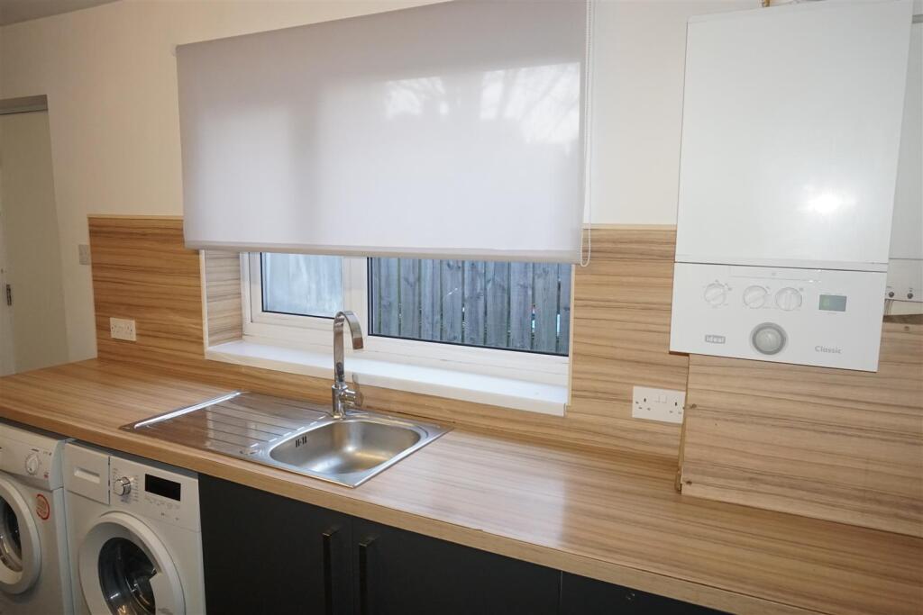 Kitchen 2.JPG