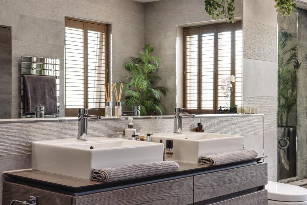 Luxury Ensuite Bath/Shower Room