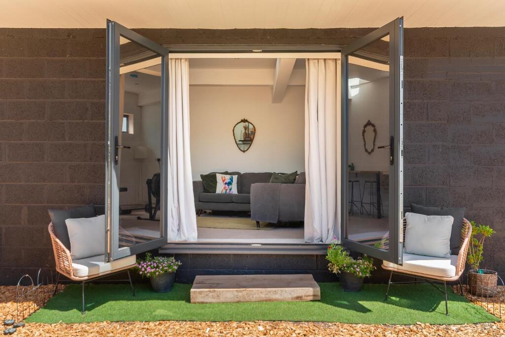 3C5LBY - External K.jpg