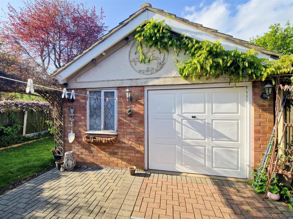 Detached garage