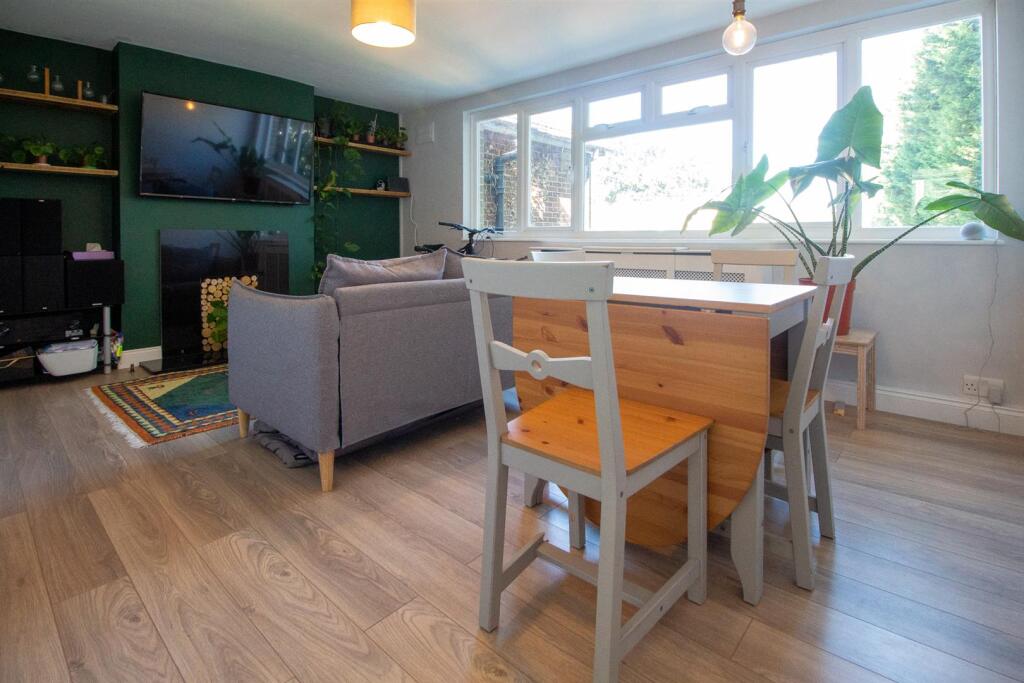 7a Heath Close - Living room-5.jpg