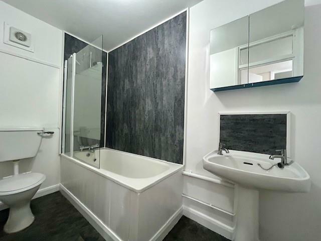 80 Dawsmere Close bathroom.jpg