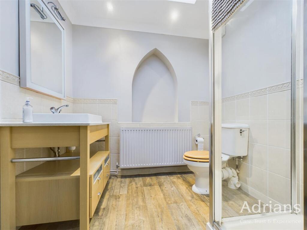EN-SUITE SHOWER ROOM