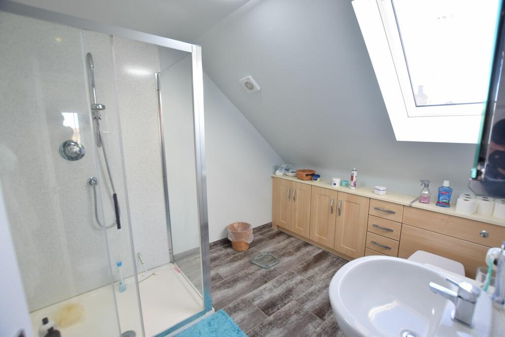EN SUITE SHOWER ROOM