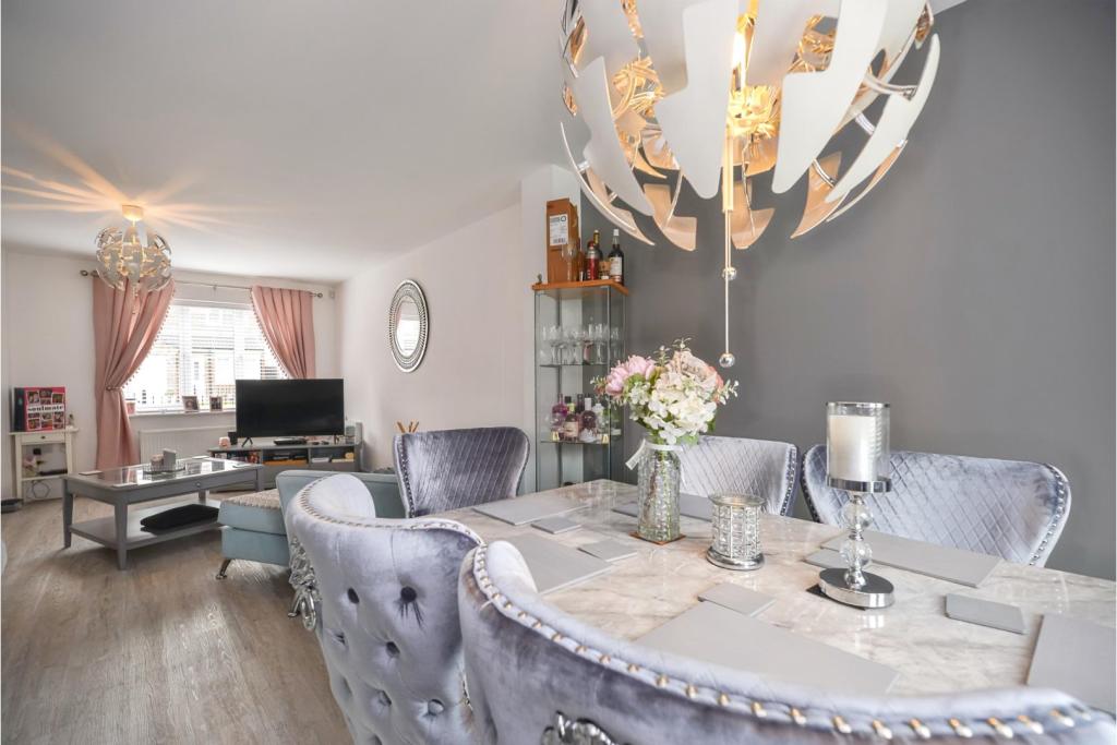 Lounge/Dining Room