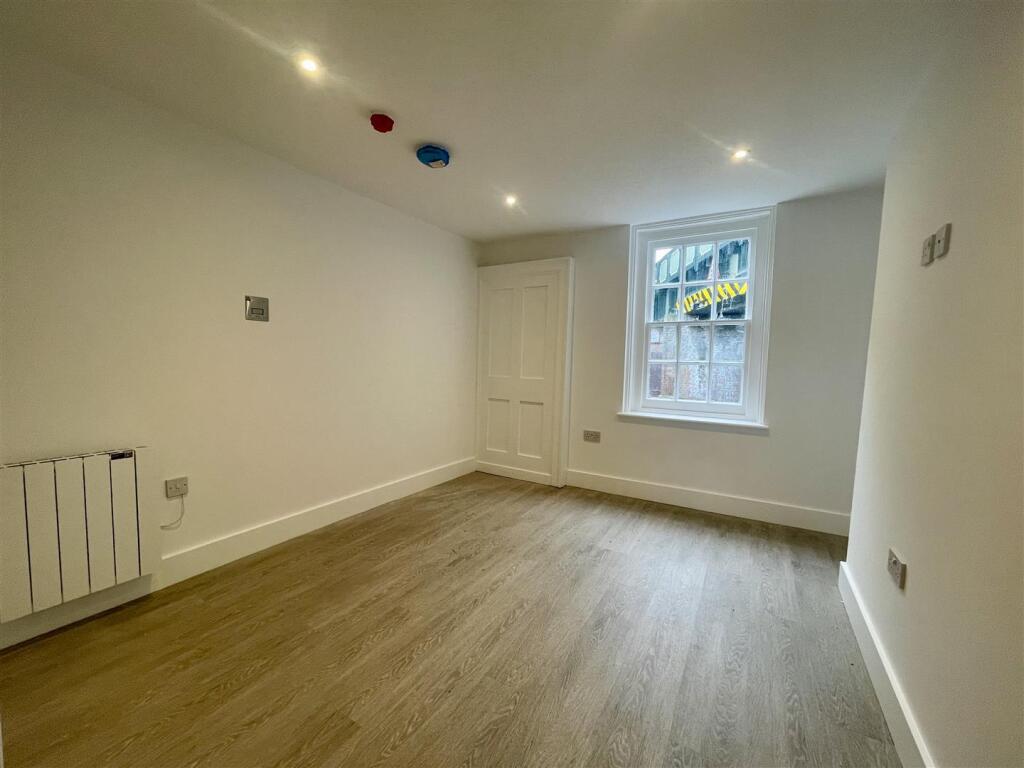 LIVING ROOM.jpg