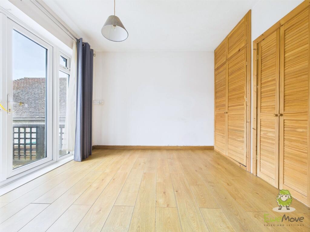 CAM01543G0-PR0128-STILL009