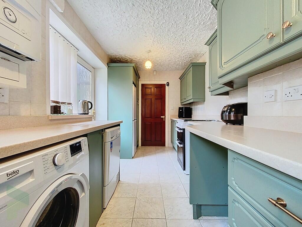 Fully Fitted Kitc...