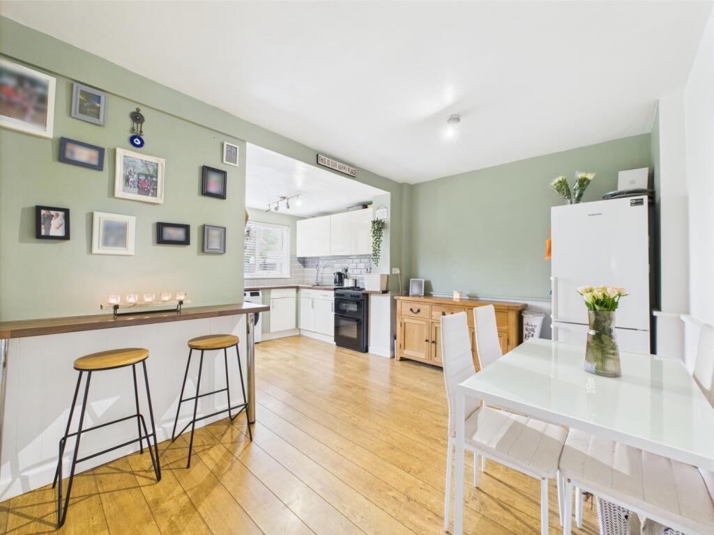 CAM02195G0-PR0072-STILL008