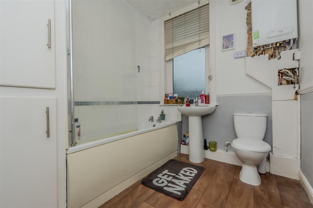 Bathroom / W/C: