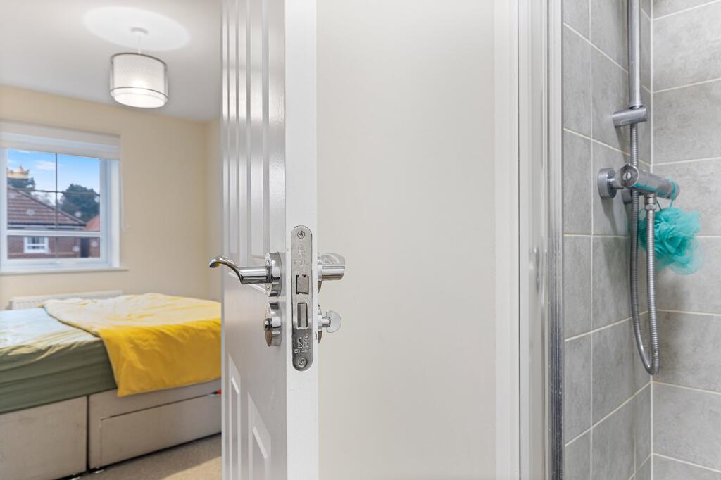 27 Riverside Lane, W