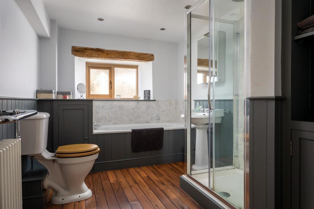 46 - Manor Barn - GL53 9PD - Web.jpg