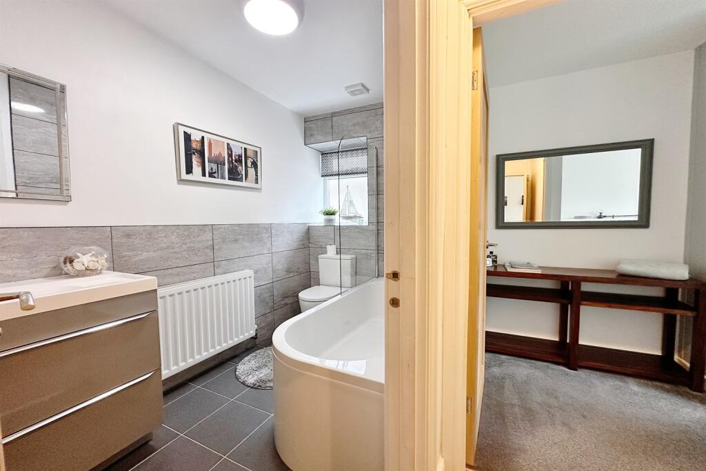 BATHROOM / BEDROOM T