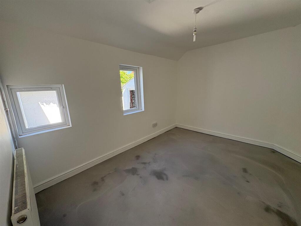 Bedroom 1a.jpg