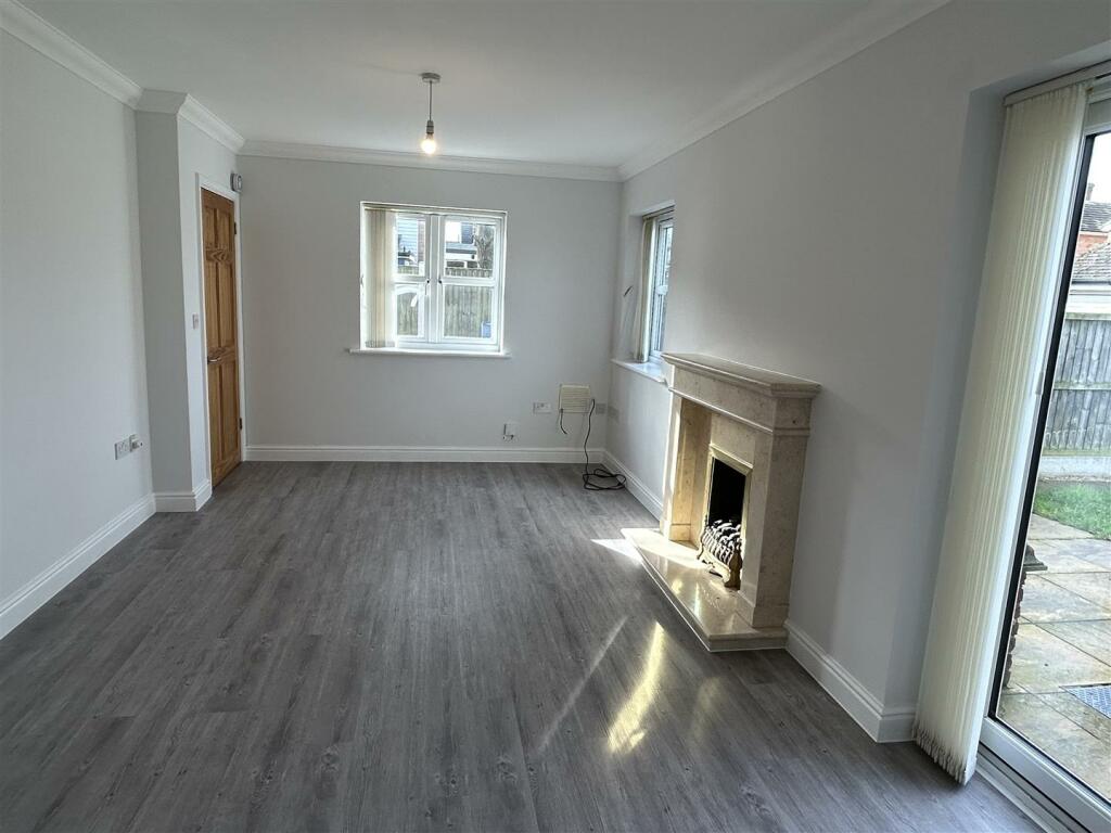 Lounge 1.JPG