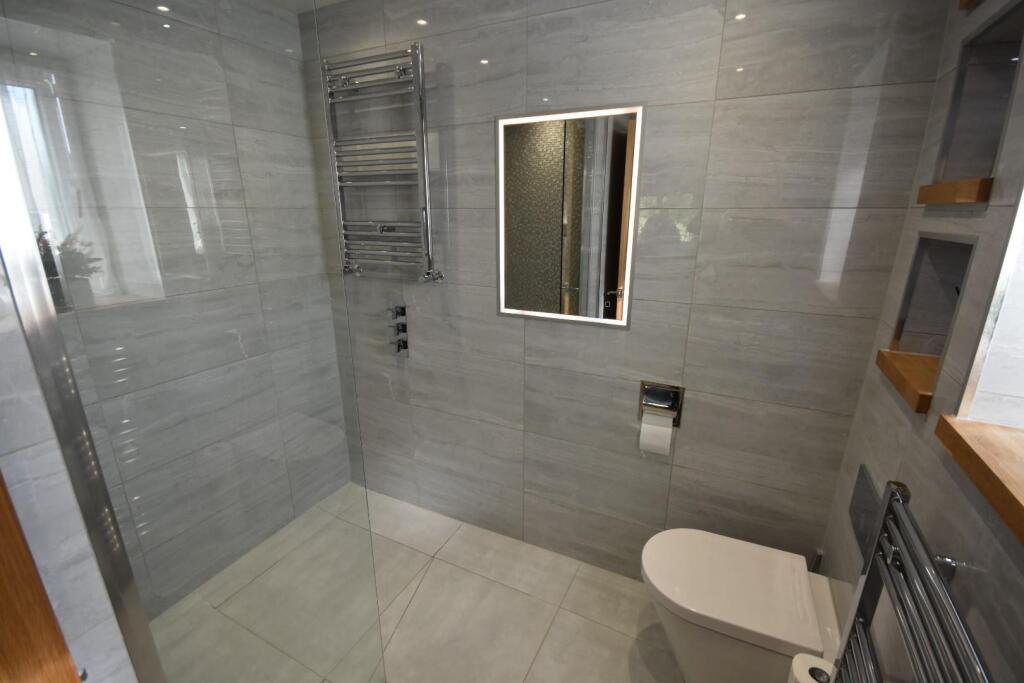 MASTER EN SUITE WET ROOM