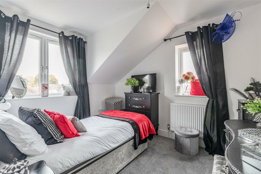 21 Linden Close, New Haw, KT15 3HG - 1.jpg