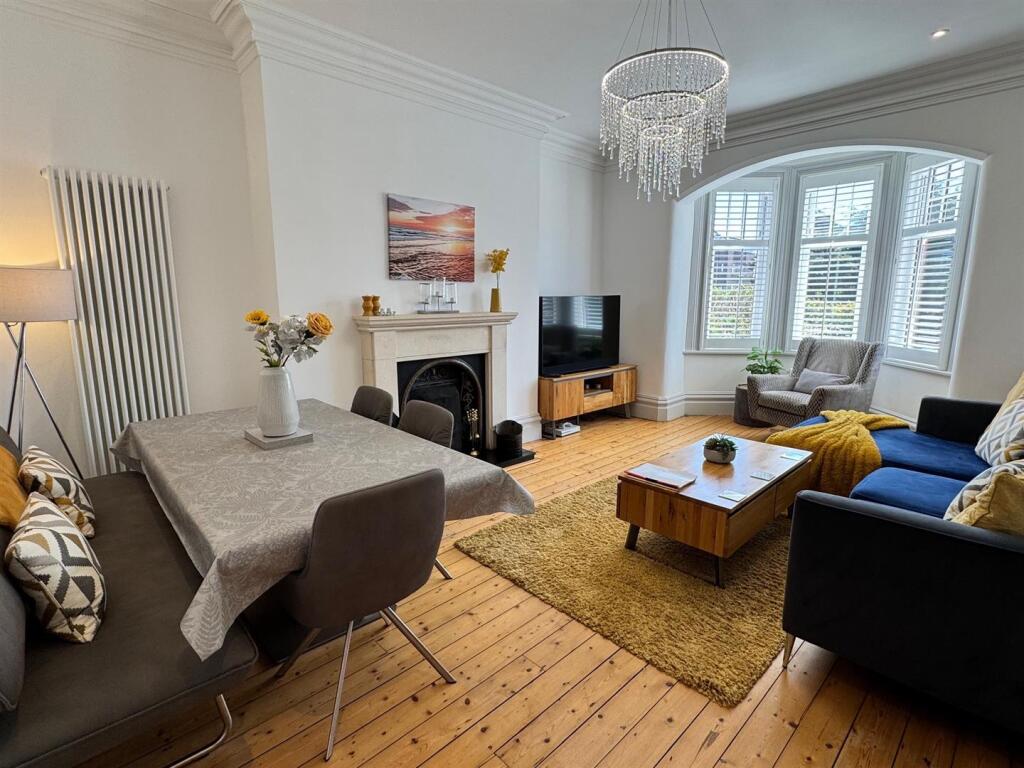 LOUNGE WITH DINING AREA