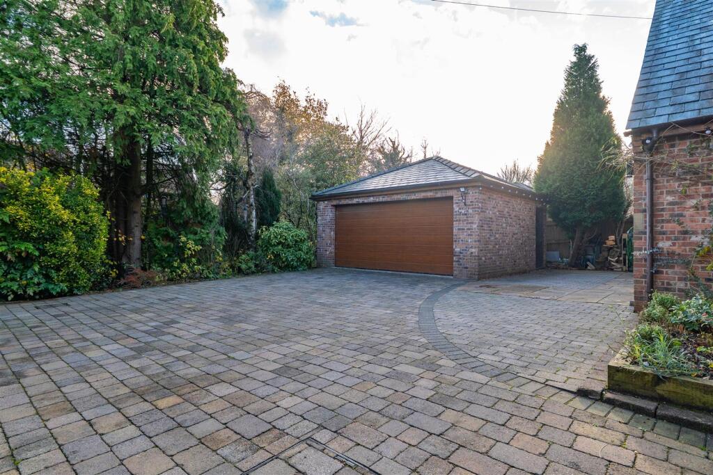 Drive/Garage