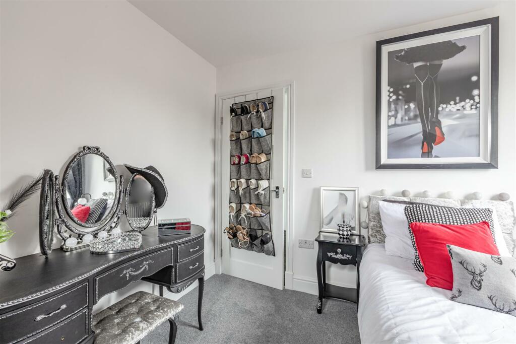 21 Linden Close, New Haw, KT15 3HG - 2.jpg