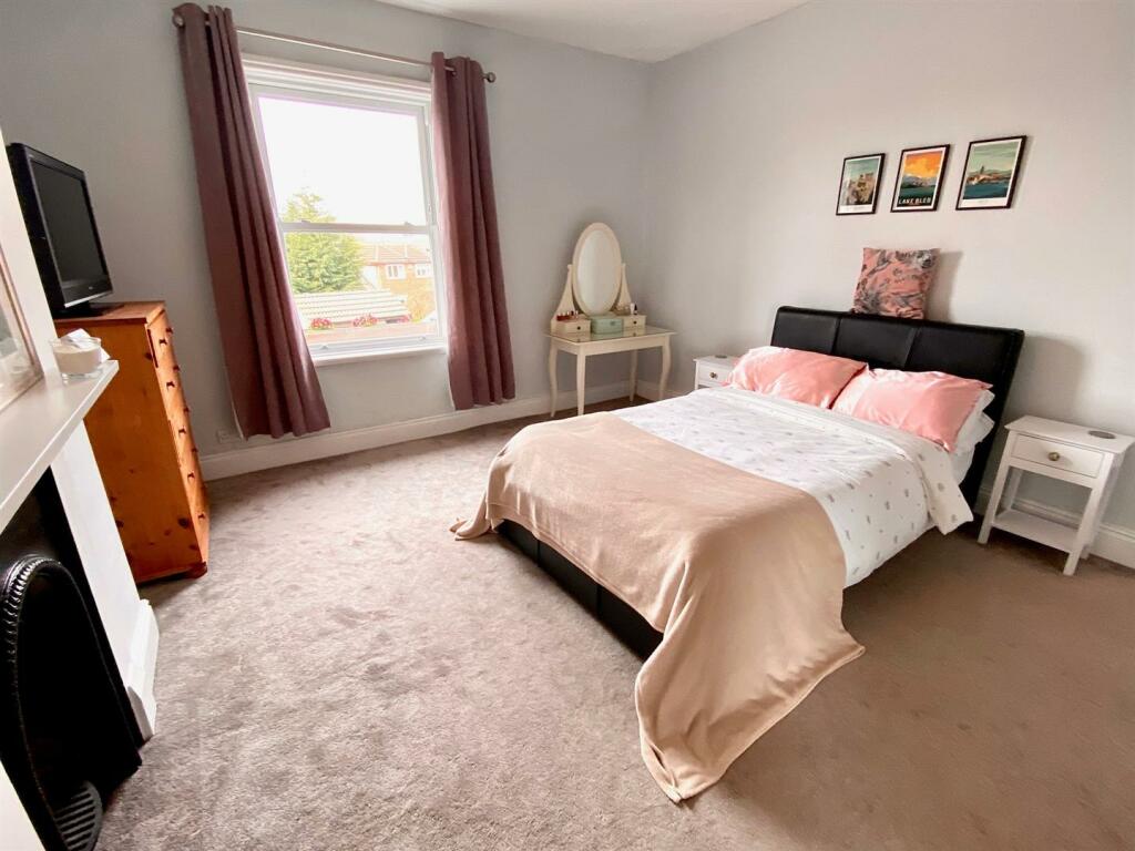bracken hill 6 bed 1 x 2.jpg