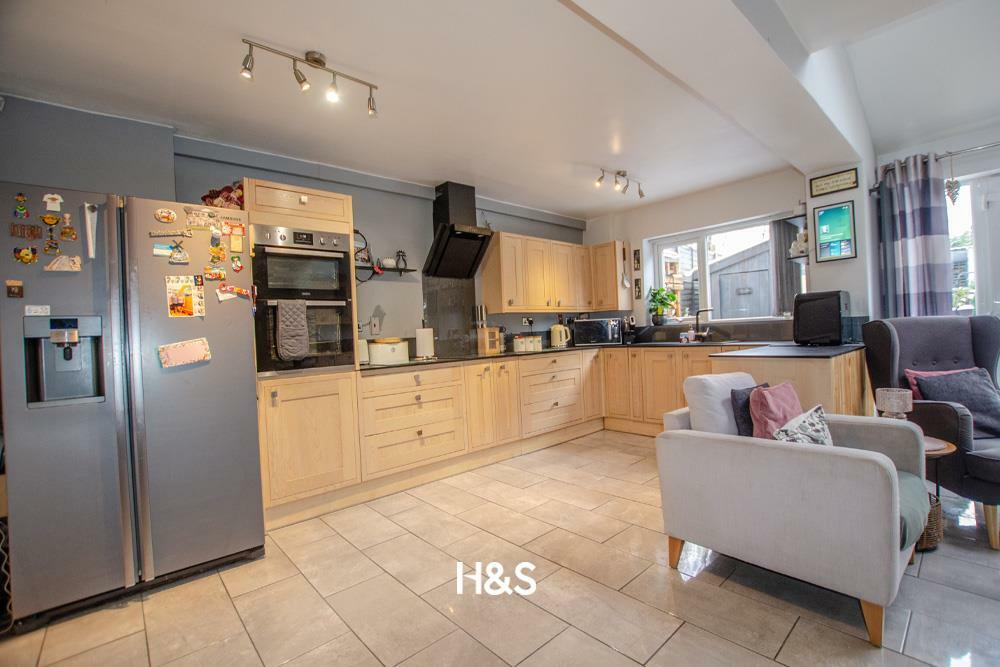 50chamberlainroad kitchen.jpg