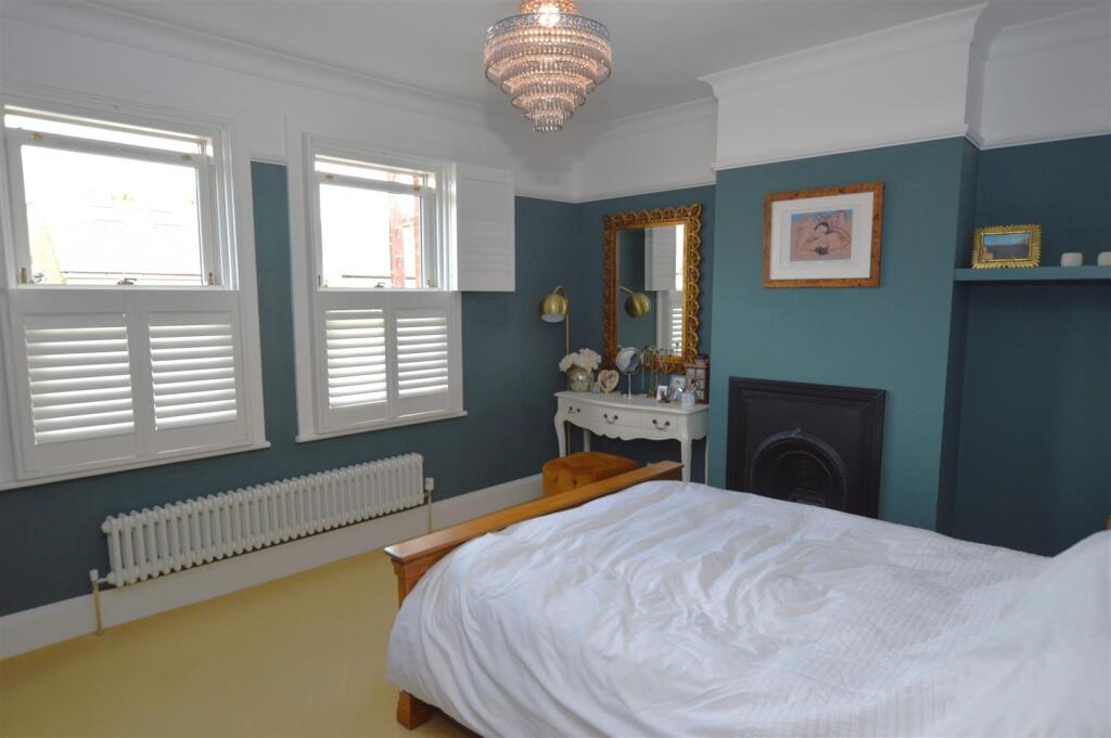 7 Park Road bed1.JPG