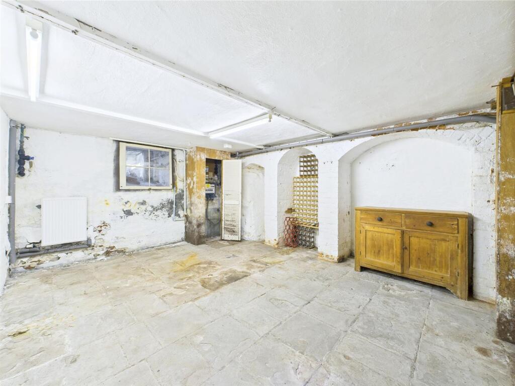 12 - LARGE HOUSE WITH ATTACHED 3- BED ANNEX THORNB