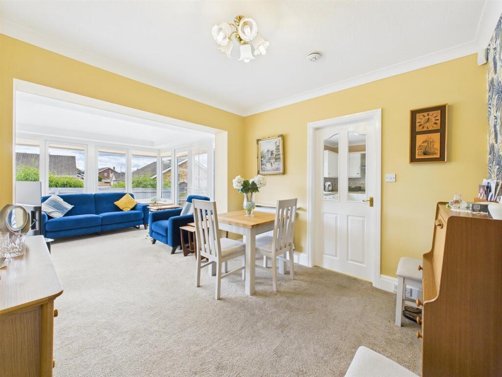 Dining room: