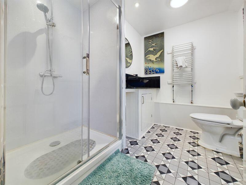 en-suite shower room