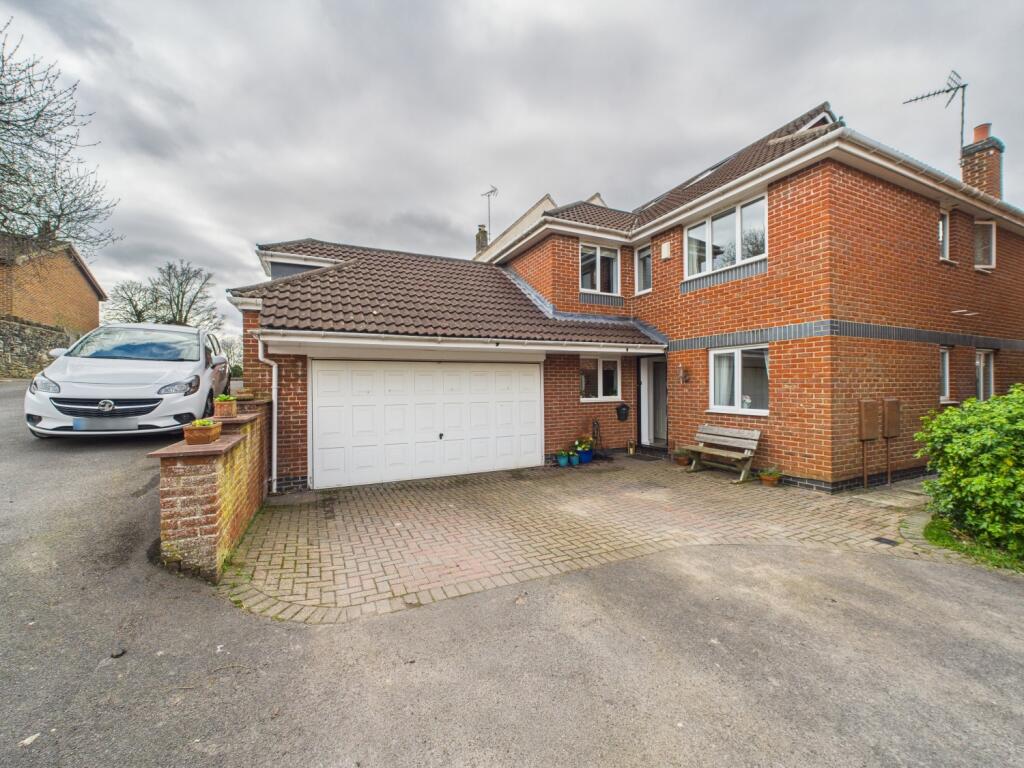 CAM02023G0-PR0126-STILL028