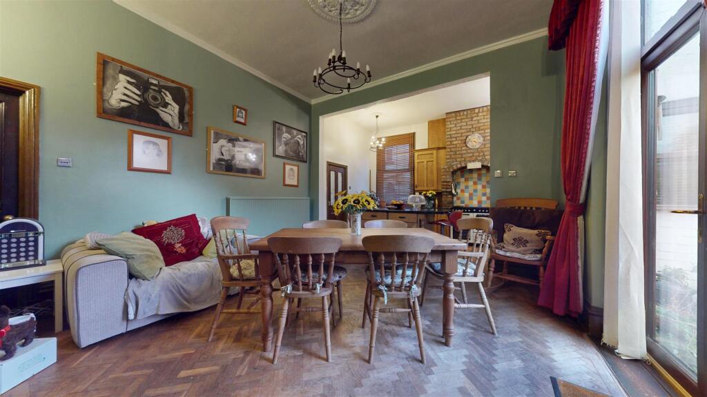 Laurel Road, Dining Area
