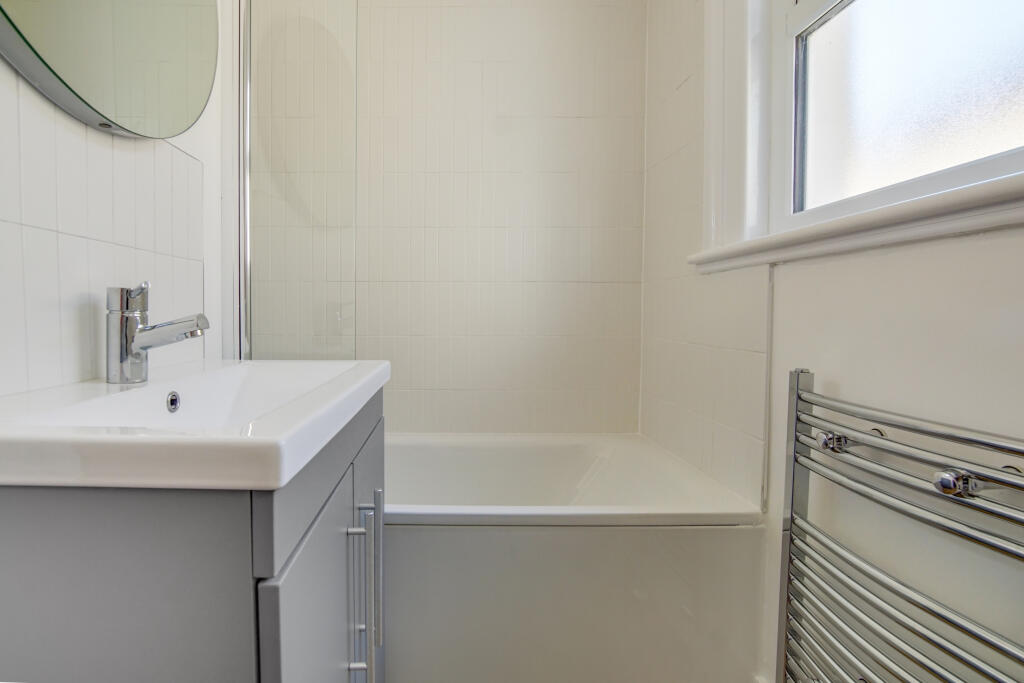 6.BATHROOM.jpg