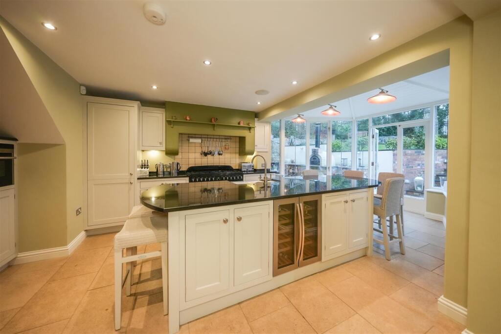 BREAKFASTING KITCHEN