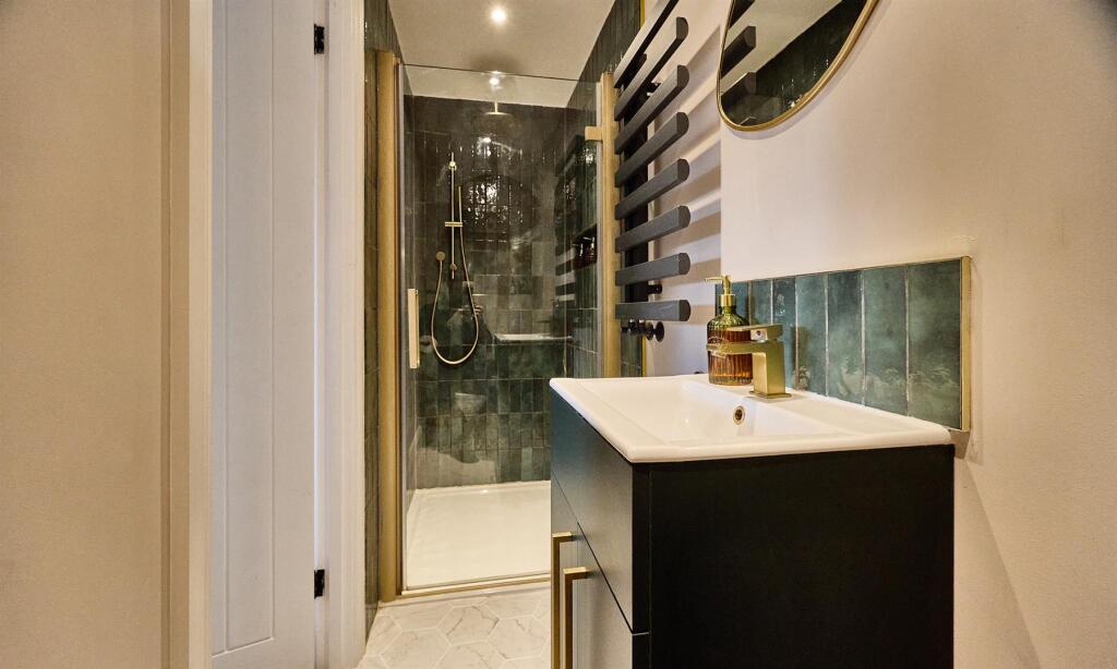 Refitted en suite shower room