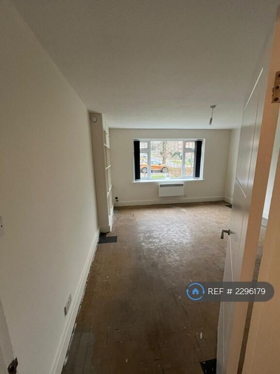 Living Room (New Carpet To Be Fitted)