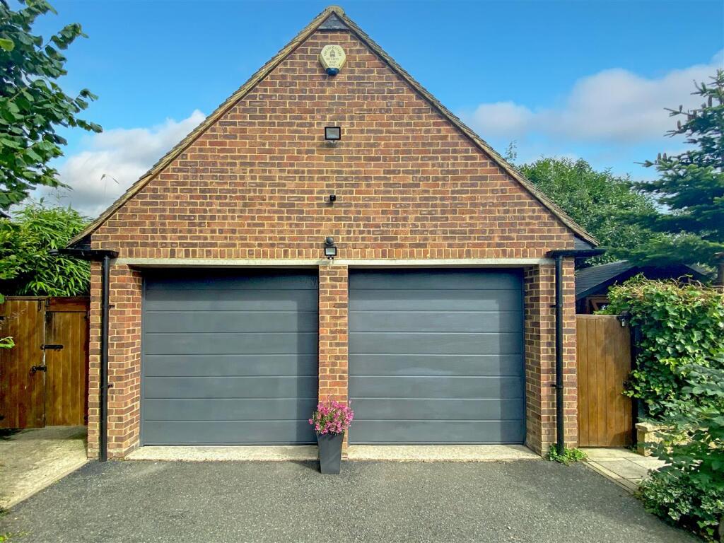 garage oriel close.jpg