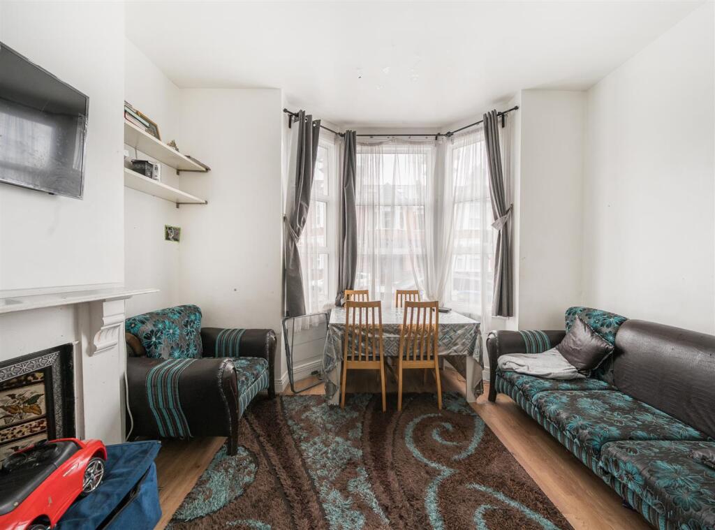 Pine Road, London, NW2